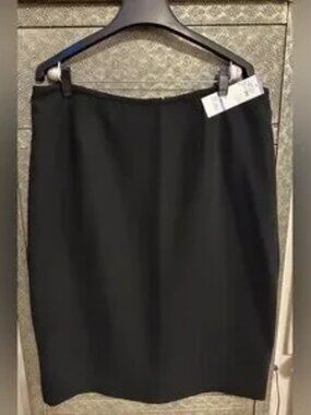NWT LE SUIT Black Skirt